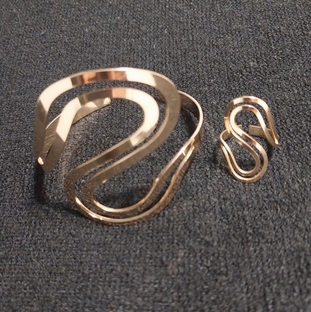 Gold Organic Flow Bracelet with Sculptural Design